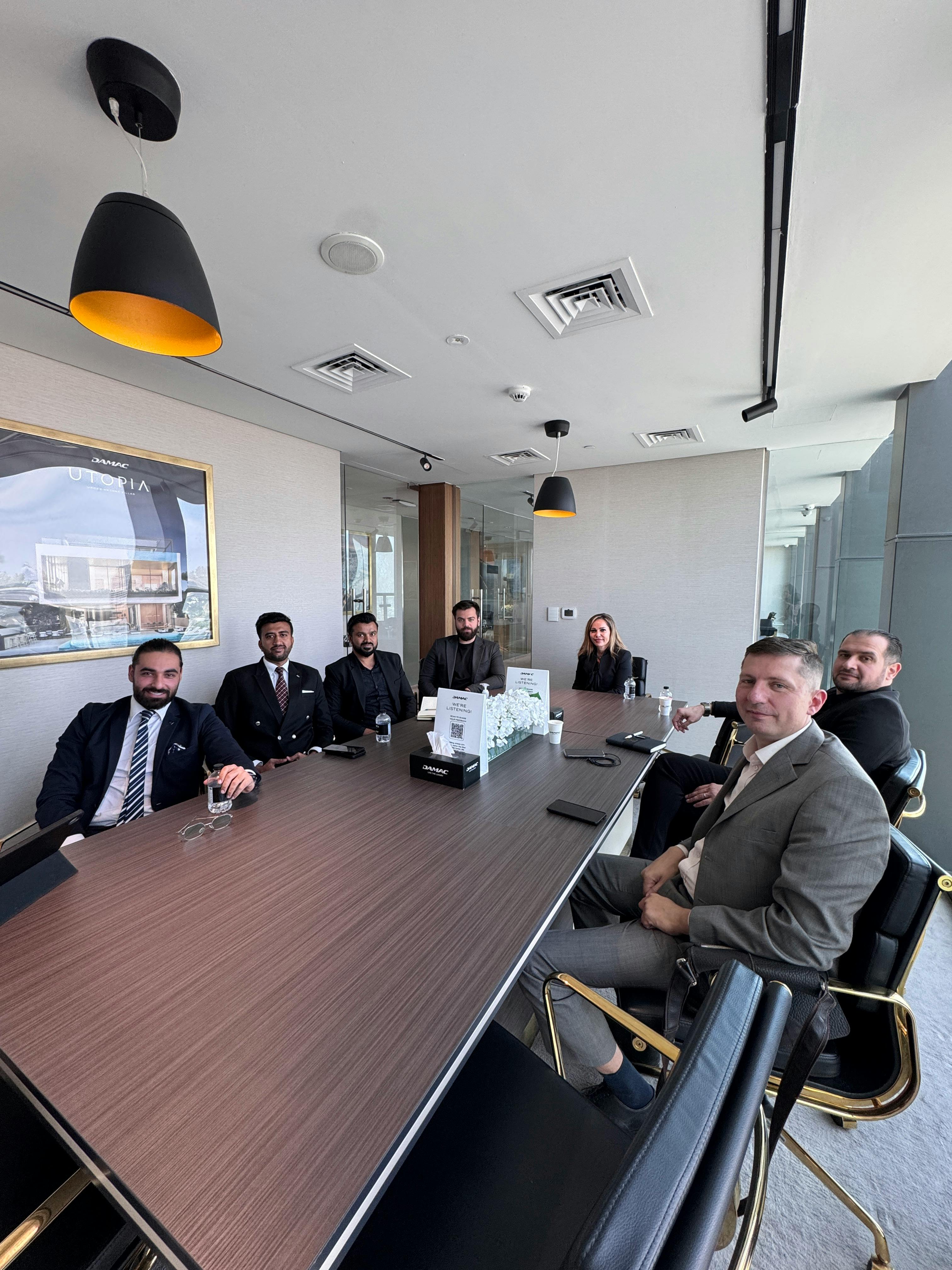 Equipo ejecutivo revisando una operación compleja